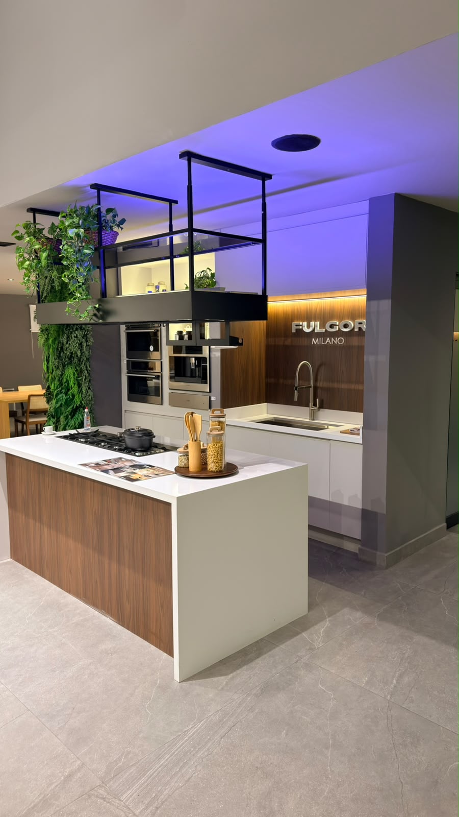Showroom da loja Elettromec Campinas com ilha central