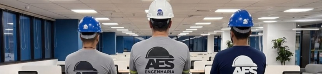 Equipe da AES Engenharia com capacetes da marca em obra entregue